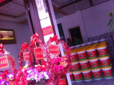贺喜罗城梁总形象店开业！梁总是欧耐克防水的老客户，一直是河池宜州的代理，在宜州防水市场具有很强的市场影响力。2015年，梁总加大了在防水方面的投入，在罗城开了一家新的防水店——欧耐克防水罗城形象店。